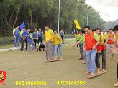 Đôi dép khổng lồ . cho thuê đôi dép gỗ 0