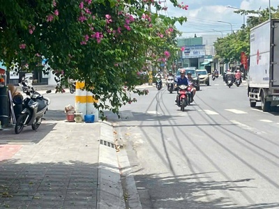  bán nhà 2 tầng lầu   ngay đường trần hưng đạo. 0