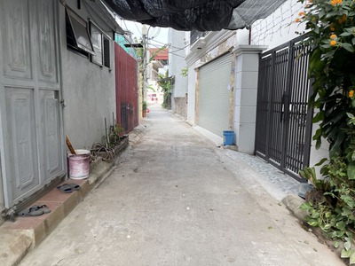 Hiếm có  Diện tích nhỏ 30m2 đất ngõ 14 Kẻ Tạnh, Giang Biên. Gần đường lớn và trường chợ 0