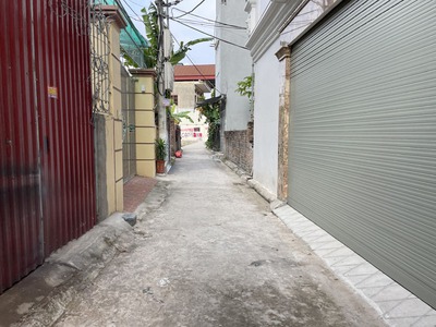 Hiếm có  Diện tích nhỏ 30m2 đất ngõ 14 Kẻ Tạnh, Giang Biên. Gần đường lớn và trường chợ 1