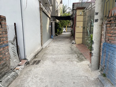 Hiếm có  Diện tích nhỏ 30m2 đất ngõ 14 Kẻ Tạnh, Giang Biên. Gần đường lớn và trường chợ 3