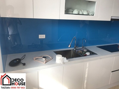 Kính ốp bếp màu xanh dương phù hợp mệnh Thủy và Mộc 0