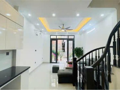 Nhà liền kề 35m2 5 tầng    gần kđt trung hòa trung kính , cầu giấy   giá chỉ loanh quanh 7 tỷ 1