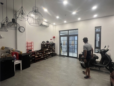 Hàng hot quận 1 : phó đức chính  35 tỷ quận 1 hồ chí minh -dòng tiền 100trđ/ tháng.-tt quận 2