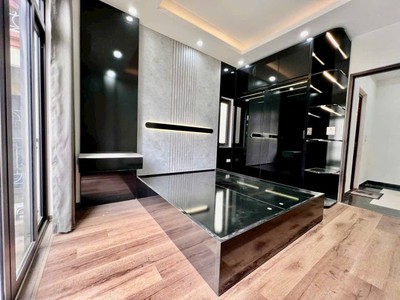 Bán nhà 5t ngõ 266 nguyễn văn cừ thông hồng tiến. 48m, bãi xe gần 10 tỷ 2 có thương lượng. lh 2