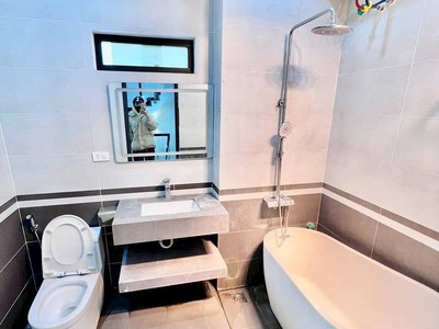 Bán nhà 5t ngõ 266 nguyễn văn cừ thông hồng tiến. 48m, bãi xe gần 10 tỷ 2 có thương lượng. lh 3