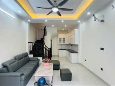 Nhà liền kề 35m2 5 tầng    gần kđt trung hòa trung kính , cầu giấy   giá chỉ loanh quanh 7 tỷ 2