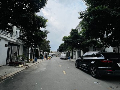 Bán nhà 1 trệt 2 lầu dĩ an,đường xe hơi quay đầu,gần kdl sinh thái hố lang 2