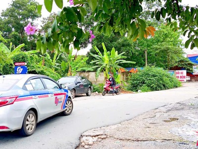 Chủ cần tiền gấp,  đất vị trí đẹp, đang cho thuê làm bãi gửi xe ô tô. sẵn dòng tiền. gần ngay sân 2