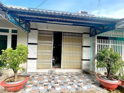 Chính chủ kẹt tiền xoay vốn làm ăn bán nhà mặt tiền ngay ở trong chợ tphcm 1