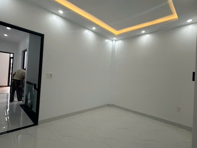 Bán nhà 61mx 3 tầng Độc lập Sân Cổng riêng đường Khúc Hạo Ôtô đỗ gần. 2