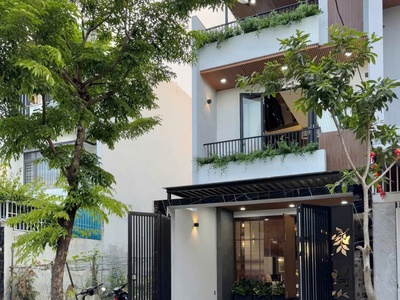 Giữa lòng Tân An   nơi phồn hoa đang vươn mình phát triển từng ngày, có một ngôi nhà không chỉ để ở 1