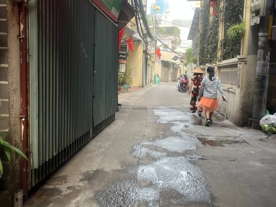 Nhà đất mất giá. dt42m2, 5 tầng .mặt tiền 4m. giá 7.5tỷ ngõ ô tô 1