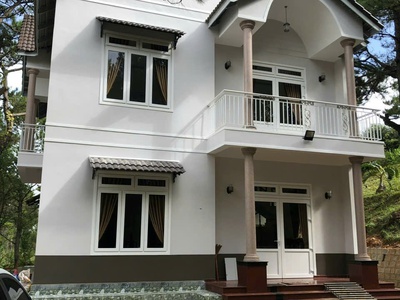 Cho thuê villa sân vườn 5 phòng toạ lạc rừng thông phường 8 đà lạt giá 25tr 0