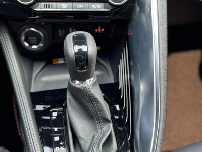 Bán xe Toyota Yaris Cross 1.5 CVT 2024, màu trắng. 9