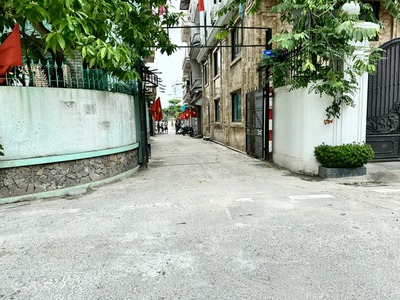 Cần bán 60,7m2 nhà 3 tầng ngõ 390 Nguyễn Văn Cừ. Cách 30m ra ô tô đỗ, đang cho thuê 12tr/tháng 2