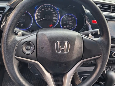 Gia đình cần bán xe Honda City 2016 màu đen 5