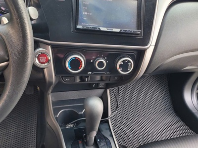 Gia đình cần bán xe Honda City 2016 màu đen 8