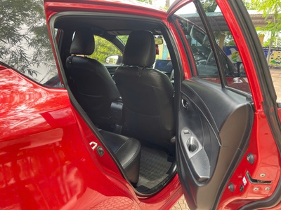 Gia đình cần bán chiếc xe ô tô Toyota Yarit 1.3 G sx 2015 màu đỏ 4