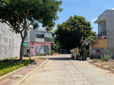 Bán lô 85,5 m2 ngang 5,5 m2 đối diện công viên giá 2ty 550 0