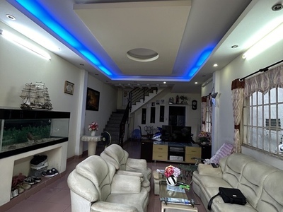 Nhà tôn đản bê ngang khủng - truocs nhà có sân để xe riêng biệt an toàn- có cổng riêng- thông ra 2