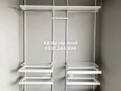 Bảng so sánh chi tiết giữa TỦ QUẦN ÁO GỖ và KỆ THANH RAY AMD, tập trung vào 4 tiêu chí: Chi phí Tá 3