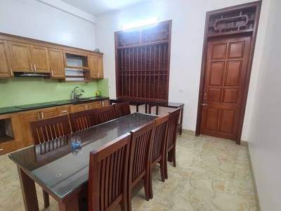 Nhà 132m2, 3 tầng nội thất đầy đủ, đường 2 ô tô đi //. sân để 2 con ô tô .5 phòng ngủ  không lỗi 1