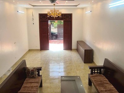 Nhà 132m2, 3 tầng nội thất đầy đủ, đường 2 ô tô đi //. sân để 2 con ô tô .5 phòng ngủ  không lỗi 2
