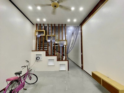 Cho thuê nhà Văn Cao, DT: 83m2, 4 p.ngủ full đồ. 0