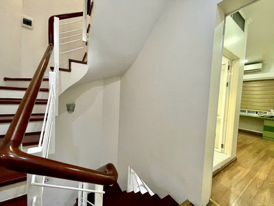 Cho thuê nhà Văn Cao, DT: 83m2, 4 p.ngủ full đồ. 6