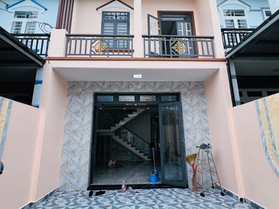 Bán nhà 1 trệt 1 lầu sổ hoàn công nhà vừa mới hoàn thiện giá 950 triệu 0