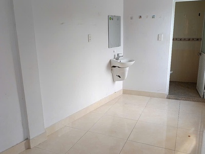 Cho thuê nhà 1 trệt 2 lầu gần siêu thị Coopmart, mặt tiền kinh doanh. 2