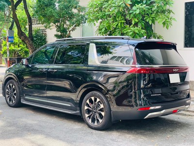 Bán xe Kia Carnival 3.5G Signature 2023, màu đen. 5