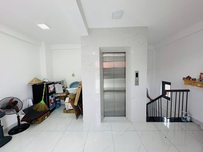 NHÀ ĐẸP THANG MÁY ngay ngã tư MINH KHAI- BẠCH MAI 34m2 5 tầng 20m ra phố  giá chỉ 8 tỷ. 8