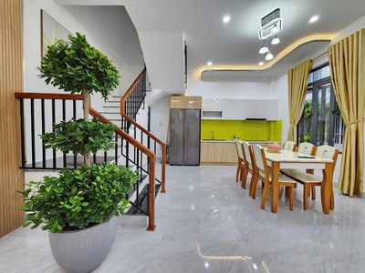 Giữa lòng Tân An   nơi phồn hoa đang vươn mình phát triển từng ngày, có một ngôi nhà không chỉ để ở 1