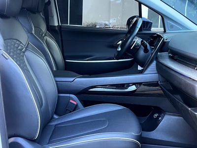 Bán xe Hyundai Custin Cao Cấp 2.0T 2024, màu trắng. 9