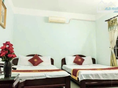 Bán khách sạn mặt tiền đường yersin, p. vạn thắng, tp. nha trang 111.1m   ngang 4.94m  giá bán: 220 0