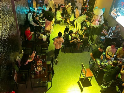 Quận 7   sang bao rẻ quán food   beer , mb dtsd : 6m x 30m, 1 trệt 1 lửng crooftop, tel : 1