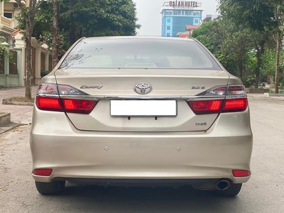 Bán xe Toyota Camry 2.0E 2017, màu vàng cát. 1