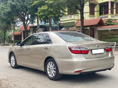 Bán xe Toyota Camry 2.0E 2017, màu vàng cát. 2