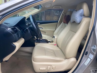 Bán xe Toyota Camry 2.0E 2017, màu vàng cát. 8