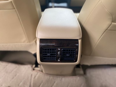 Bán xe Toyota Camry 2.0E 2017, màu vàng cát. 9