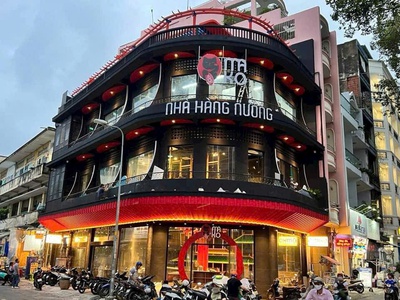 Quận 5   hot hot   sang rẻ nhà hàng nướng   lẩu , dt : 1000 m2 , 1 trệt 1 lửng 3 lầu, tel : 0