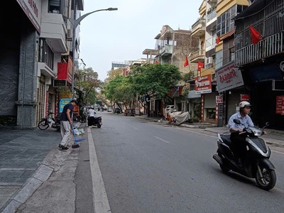 Bán đất tặng dẫy nhà mặt tiền phố vọng, 1112 m2, mặt tiền 30 m, giá 358 tỷ. 0