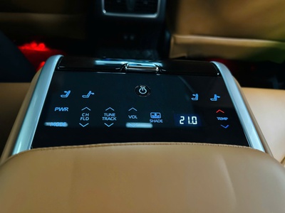 Bán xe Toyota Camry 2.5Q 2020, màu trắng. 11