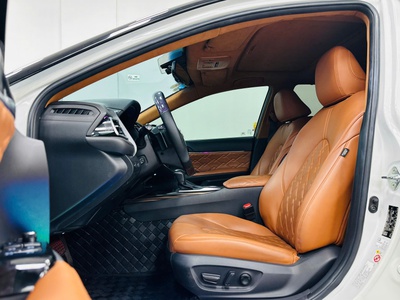 Bán xe Toyota Camry 2.5Q 2020, màu trắng. 14