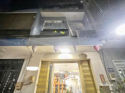 Bán nhà nhỏ 3 tầng sát đường lương văn can quận 8 giá nhỉn 4 tỉ 0