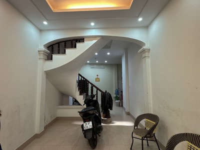Bán nhà bồ đề 10 tỷ 45m ngõ thông ô tô,sát mặt phố,long biên hà nội 2