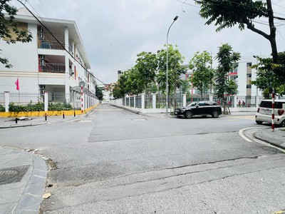 Bán nhà lô góc cổ linh-thạch bàn, 100m x 4 tầng, 1 hầm, mặt tiền 20m, vỉa hè, 3 ôtô tránh nhau 2