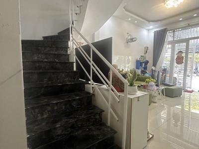 Mặt tiền lê thị hồng gấm, hải châu, 62m2, 2 tầng sạch đẹp, 5.x tỷ 2
